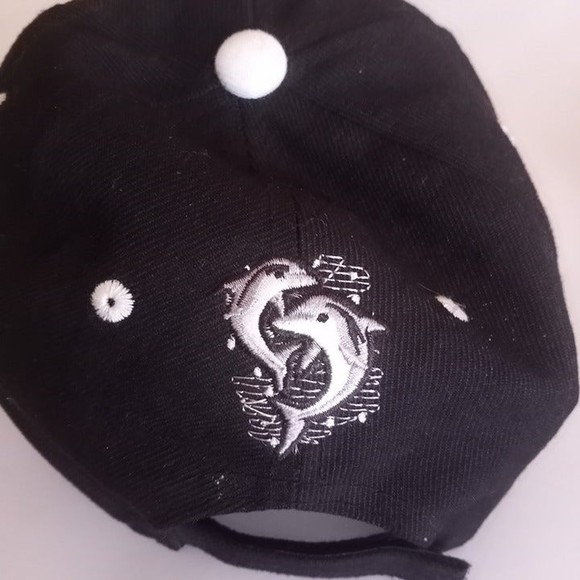 Embroidered hat with dolphins - Picture 3 of 3